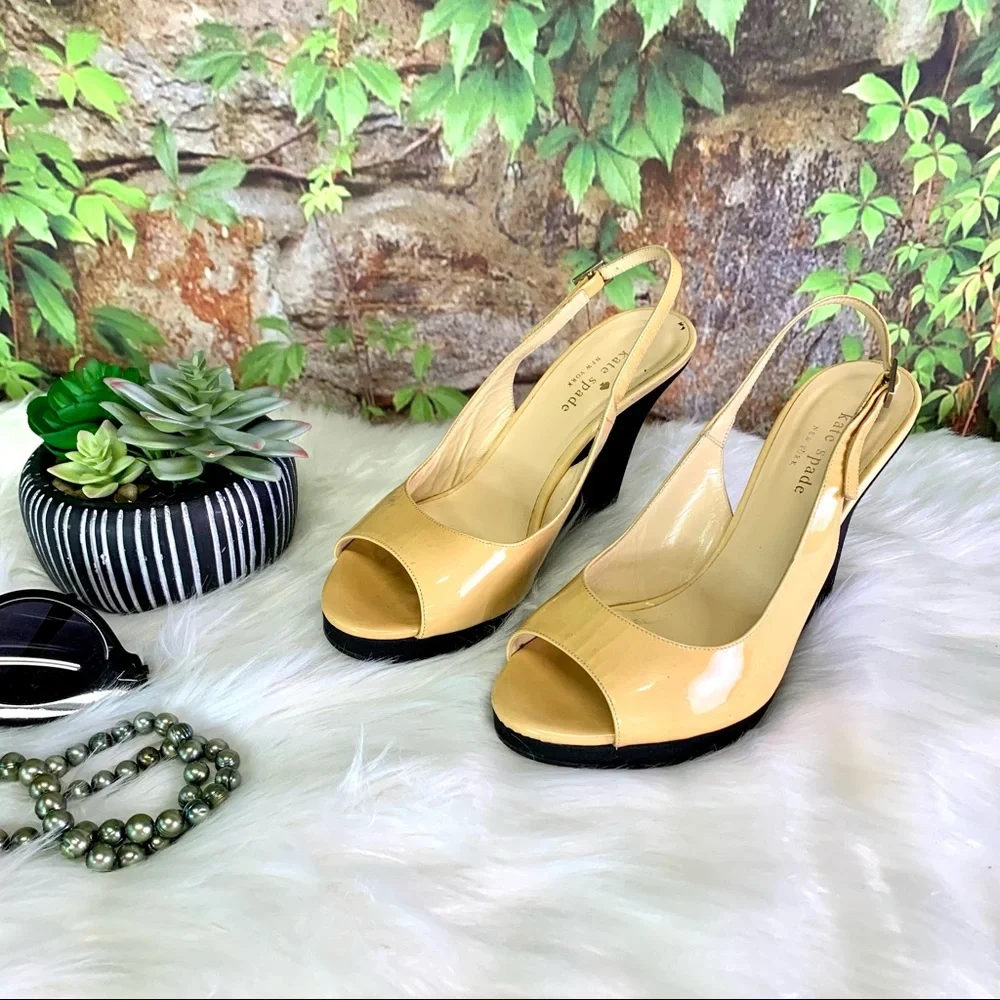 KATE SPADE Nude/Gold Quiet Luxury Minimalist Peep Toe Patent Wedges, 8B